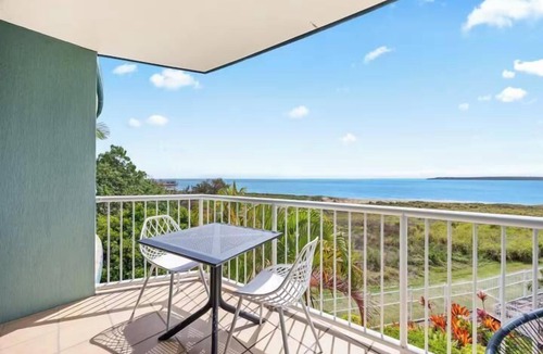 Urangan Apartment | Wake to the Waves – 182B Studio Oceanfront Apartment