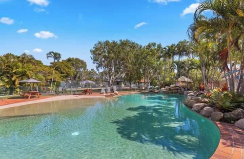 Urangan Apartment | Wake to the Waves – 182B Studio Oceanfront Apartment
