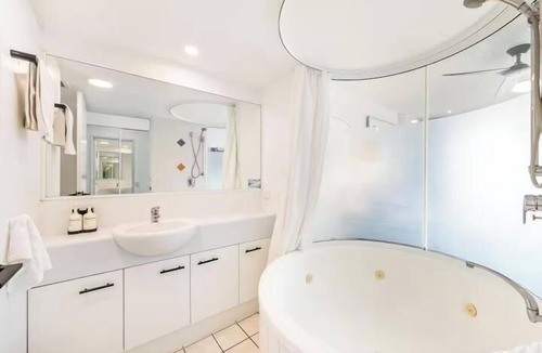 Urangan Apartment | Wake to the Waves – 182B Studio Oceanfront Apartment