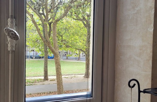 Quartier de l'Ecole-Militaire Apartment | Wake up beside Napoleon