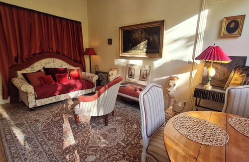 Quartier de l'Ecole-Militaire Apartment | Wake up beside Napoleon
