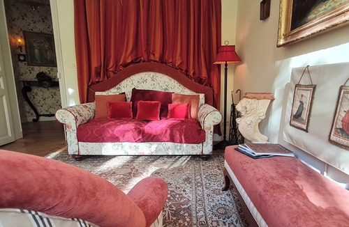 Quartier de l'Ecole-Militaire Apartment | Wake up beside Napoleon