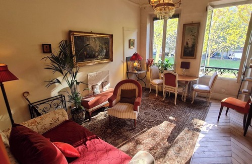 Quartier de l'Ecole-Militaire Apartment | Wake up next to Napoleon!