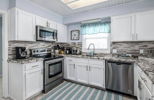 Galveston House | Wake up to Sound of Waves, Ocean's Gem, Beachfront Beauty