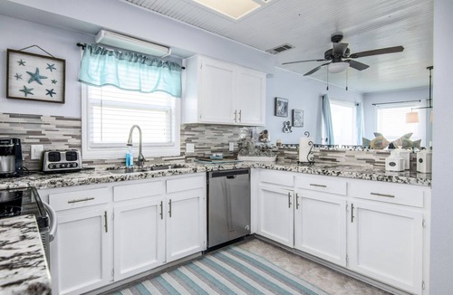 Galveston House | Wake up to Sound of Waves, Ocean's Gem, Beachfront Beauty
