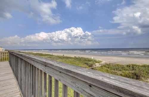 Galveston House | Wake up to Sound of Waves, Ocean's Gem, Beachfront Beauty