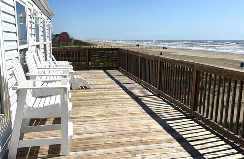 Galveston House | Wake up to Sound of Waves, Ocean's Gem, Beachfront Beauty