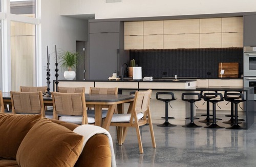 Benton City House | Wake up to vineyard views