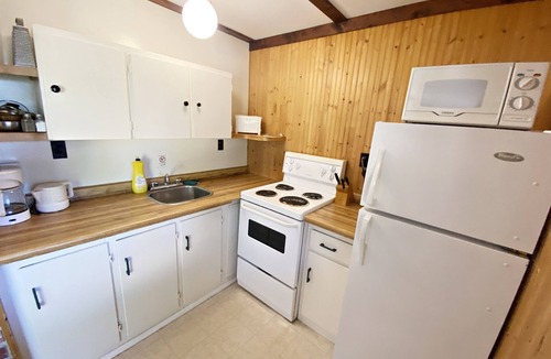 Falcon Lake Cabin | Wake up to waves at "Just Beachy"
