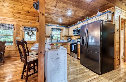 Aska Cabin | Waldhaus- Great Deal! View, Pet Friendly, Hot Tub