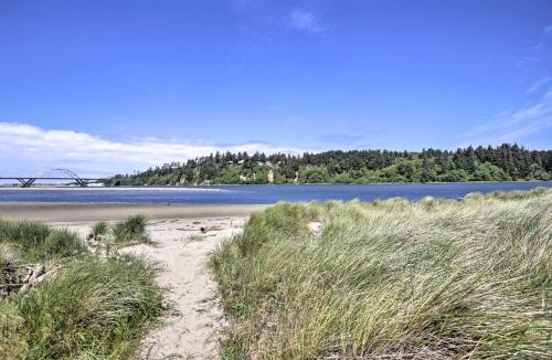 Waldport House | Waldport Townhome w/Dog Run on Alsea Bay!
