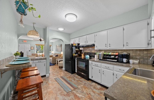 Cocoa Beach Cottage | Walk 2 Beach | 6BR Duplex | Sleeps 16