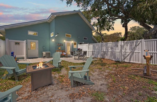 Cocoa Beach Cottage | Walk 2 Beach | 6BR Duplex | Sleeps 16