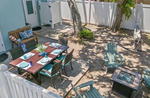 Cocoa Beach Cottage | Walk 2 Beach | 6BR Duplex | Sleeps 16