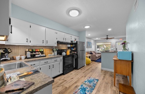 Cocoa Beach Cottage | Walk 2 Beach King Bed Pet Friendly Firepit
