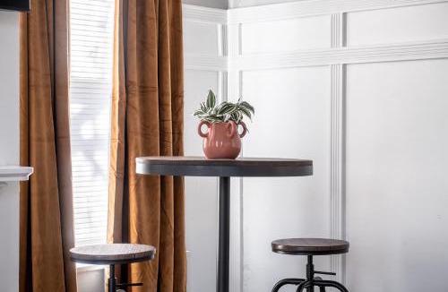 Columbus House | Walk/Bike everywhere from this Historic Chic Studio