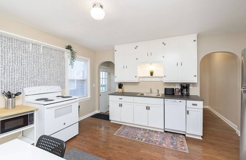 Speedway House | Walk/Crawl to Indy500 in Charming 1-bedroom duplex in Speedway