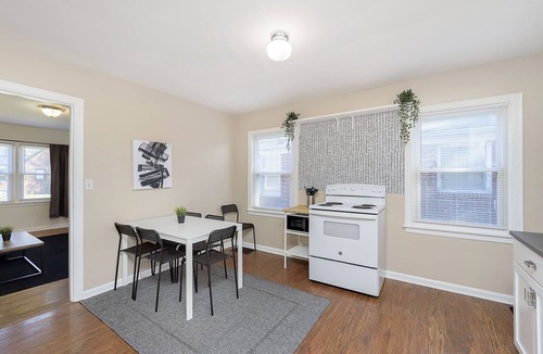 Speedway House | Walk/Crawl to Indy500 in Charming 1-bedroom duplex in Speedway