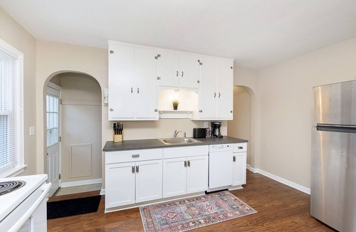 Speedway House | Walk/Crawl to Indy500 in Charming 1-bedroom duplex in Speedway