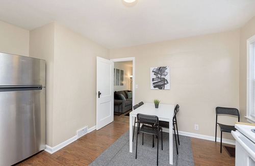 Speedway House | Walk/Crawl to Indy500 in Charming 1-bedroom duplex in Speedway