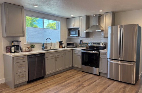 East End Apartment | Walk Downtown + Beach King Bed Family-Friendly