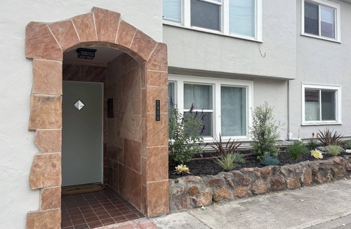 East End Apartment | Walk Downtown + Beach King Bed Family-Friendly