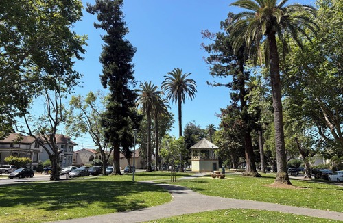 East End Apartment | Walk Downtown + Beach King Bed Family-Friendly