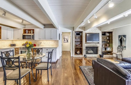 Downtown Condo | Walk Everywhere! Deluxe Downtown Condo w/Hot Tub