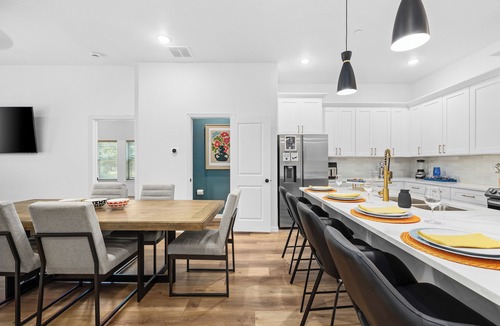 Arlington House | Walk FIFA Stadium | 4BR Group Home | Free Parking