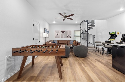 Arlington House | Walk FIFA Stadium | 4BR Group Home | Free Parking