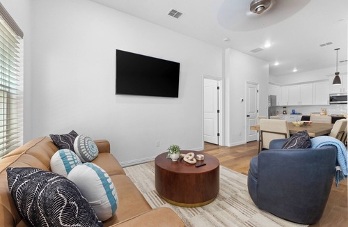 Arlington House | Walk FIFA Stadium | 4BR Group Home | Free Parking