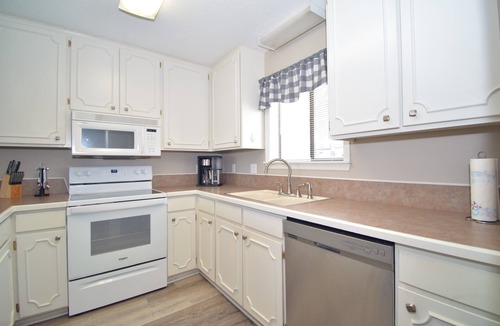Fairfield Bay Condo | Walk in, 2 bed 2 bath Condo, Pool access, Tennis courts, and Close to Marina.