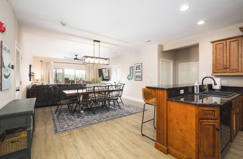 Indian Point Condo | Walk-In 3 Bedroom 2 Full Bath Luxury Condo, Sleeps 12 Lake View & Mins from SDC!