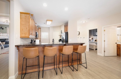Indian Point Condo | Walk-In 3 Bedroom 2 Full Bath Luxury Condo, Sleeps 12 Lake View & Mins from SDC!