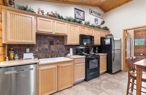 Branson Theater District Cabin | Walk-in Cedar Cabin with Walk-in Shower, Gas Fireplace, & Covered Balcony. Golf/Ticket Discounts