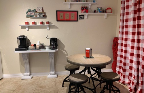 Table Rock Condo | WALK-IN, KING bed, Newly Renovated, Coca Cola themed, FREE WI-FI, NEW HVAC 2023