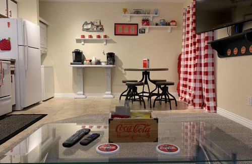 Table Rock Condo | WALK-IN, KING bed, Newly Renovated, Coca Cola themed, FREE WI-FI, NEW HVAC 2023
