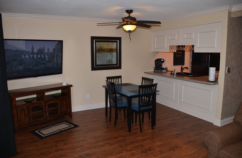 Table Rock Condo | Walk In Level - Beautiful/Clean/Recently Remodeled 1BD/1BA at Pointe Royale