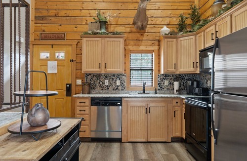 Branson Theater District Cabin | Walk-in Log Cabin with Walk-in Shower - Only Minutes from Shows!
