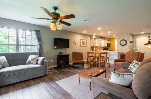 Branson Condo | Walk-in ~ Pools Galore ~ Gated Community ~ Golf On-Site ~ FREE TICKETS INCLUDED! (HHK-7)