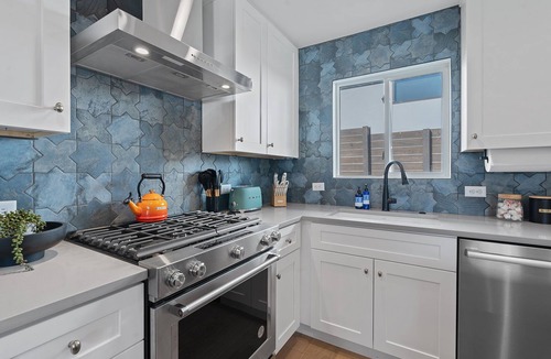 Greater South River City House | Walk S Congress Pool Putt Putt 3 KING/2 BATH FULLY Remodeled