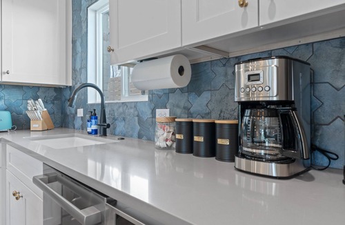 Greater South River City House | Walk S Congress Pool Putt Putt 3 KING/2 BATH FULLY Remodeled
