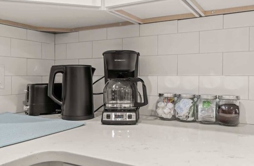 Gulph Mills Apartment | Walk Score 91 | King Bed | Desk | Free Parking