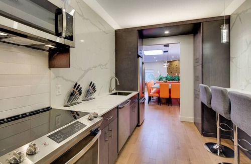 Milton Park Apartment | Walk Score 96 | King | 65” TV | Netflix | W/D | AC