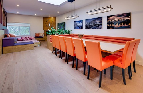Milton Park Apartment | Walk Score 96 | King | 65” TV | Netflix | W/D | AC