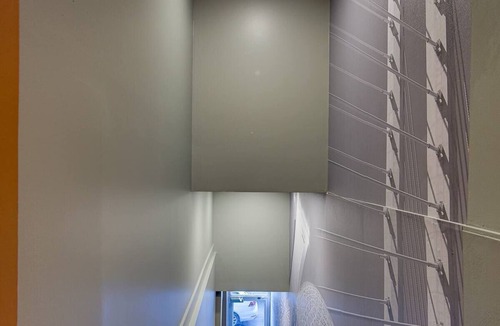 Milton Park Apartment | Walk Score 96 | King | 65” TV | Netflix | W/D | AC