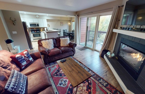 Mountain House Condo | Walk/Shuttle to Keystone Slopes, Shops, Dining. 2 Hot Tubs, Deck, Views!