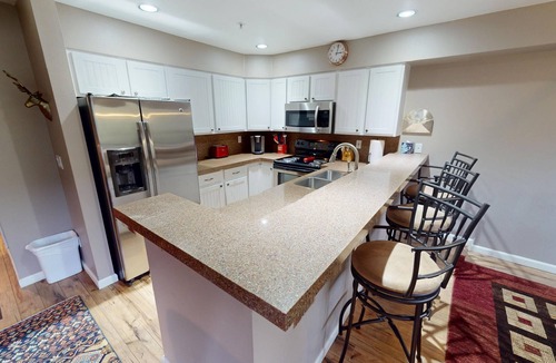 Mountain House Condo | Walk/Shuttle to Keystone Slopes, Shops, Dining. 2 Hot Tubs, Deck, Views!