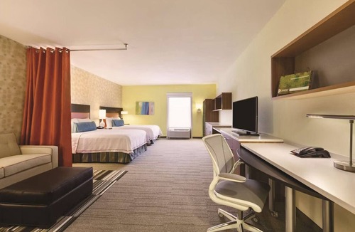 College Station Hotel | Walk to A&M: Double Queen + Breakfast, Pool&Gym