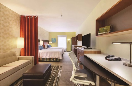 College Station Hotel | Walk to A&M: Double Queen + Breakfast, Pool&Gym
